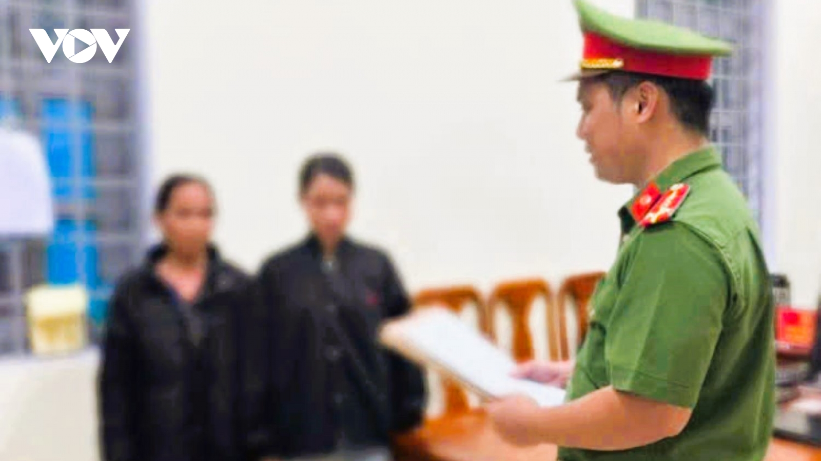 Khởi tố hai phụ nữ cản trở xe chở thiết bị điện gió ở Quảng Trị